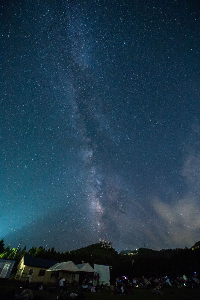 標高1,300mから星空を見上げるスターナイトツアーはファミリーにも人気です