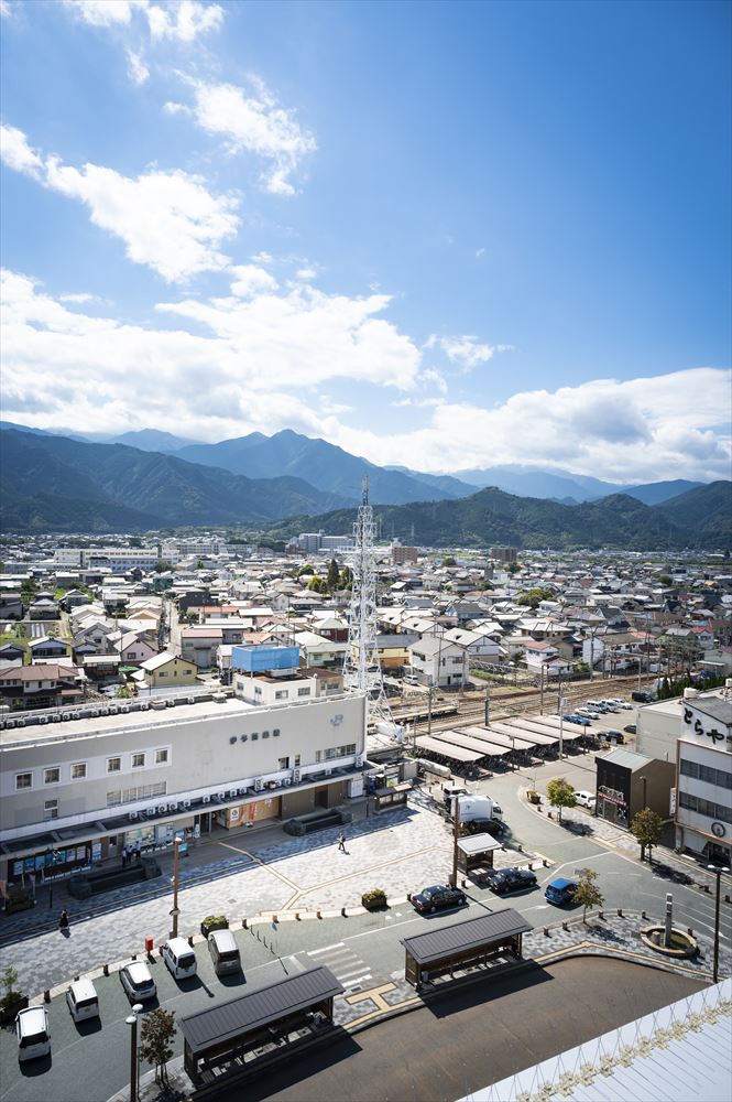 JRいよ西条駅から徒歩1分の好立地。駐車場完備、大型バスも可