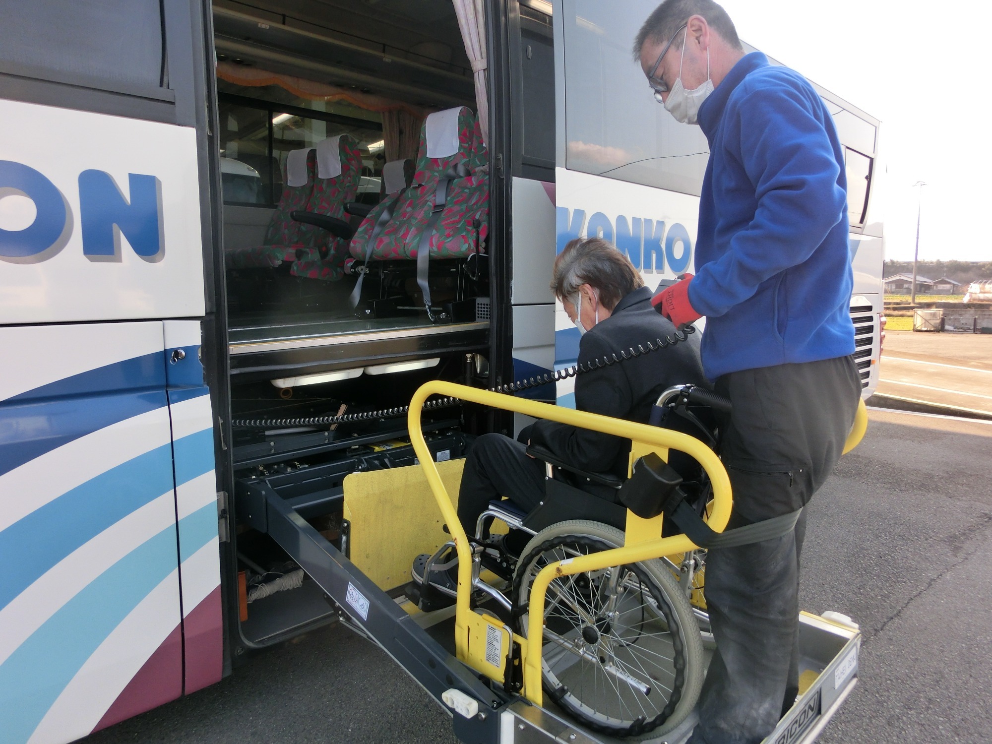 車椅子ごとリフトアップしてセットし、そのまま座席として移動が可能